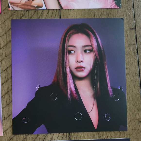 5 PCS K-POP ITZY ALBUM "GUESS WHO?" OFFICIAL LIMITED EDITION POSTCARDS W SLEEVE - Picture 6 of 14